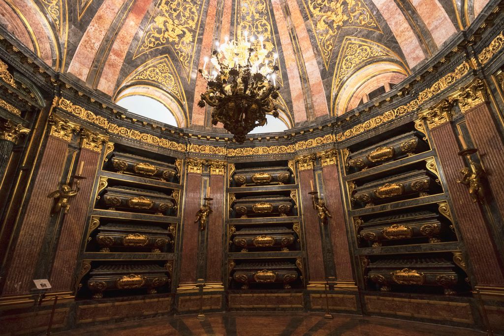 El Panteón de los Reyes o La Cripta Real en el Real Monasterio de San Lorenzo de El Escorial en España.