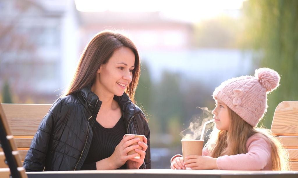 madre e hija tomando un caf 