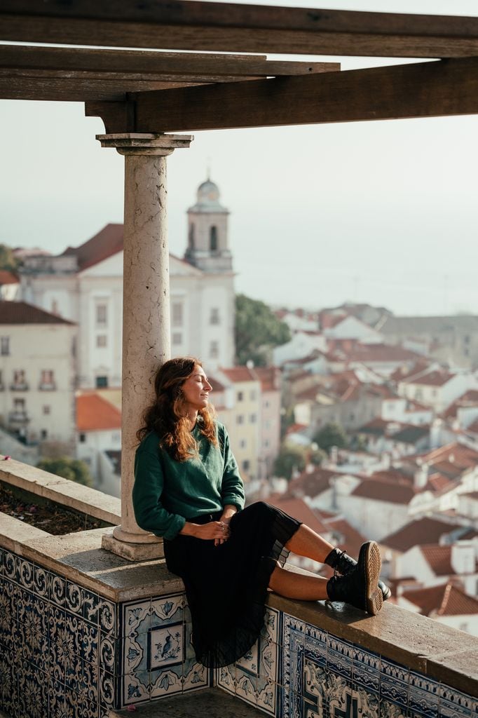 chica relajada mirando paisaje