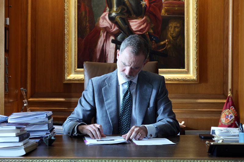 Rey Felipe en su despacho del Palacio de la Zarzuela 