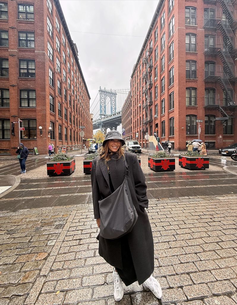 Catherine Fulop posó feliz con el famoso Puente de Manhattan como escenario de fondo.