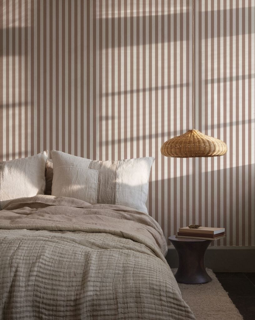 Pared con papel pintado a rayas