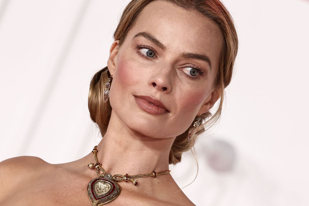 Margot Robbie y su look de impacto en el estreno de Cumbres Borrascosas con el collar más polémico  de Elizabeth Taylor