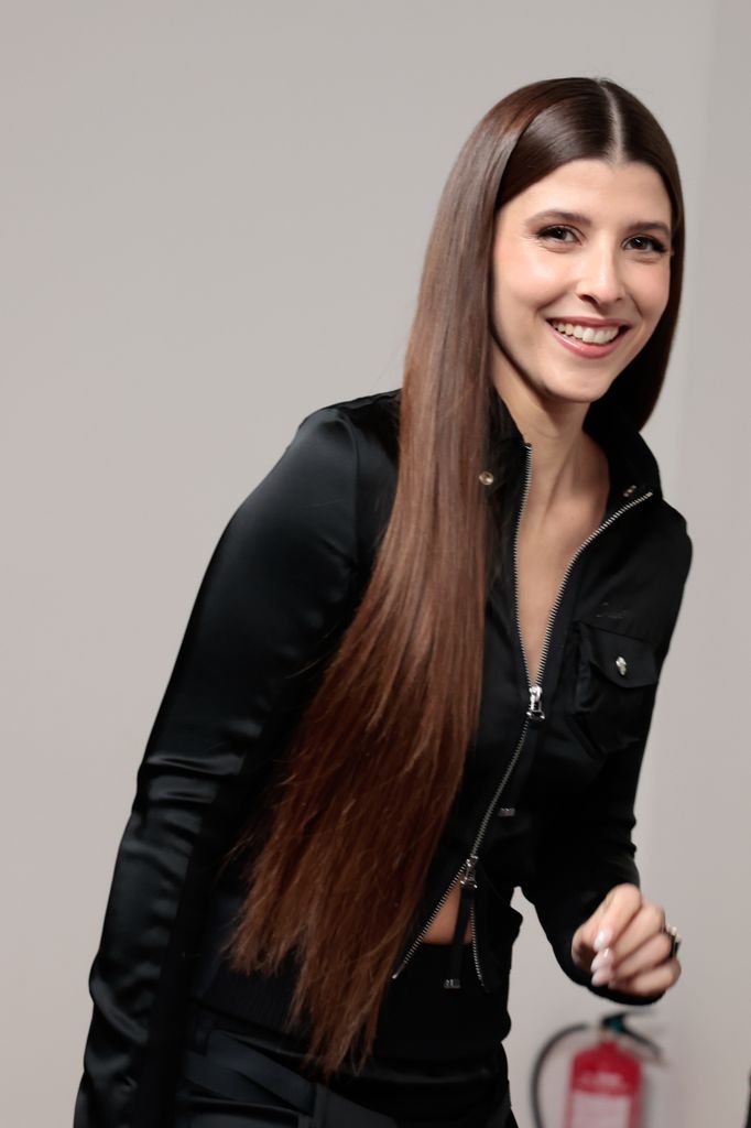 Plano medio de Mafalda de Bulgaria con total look negro
