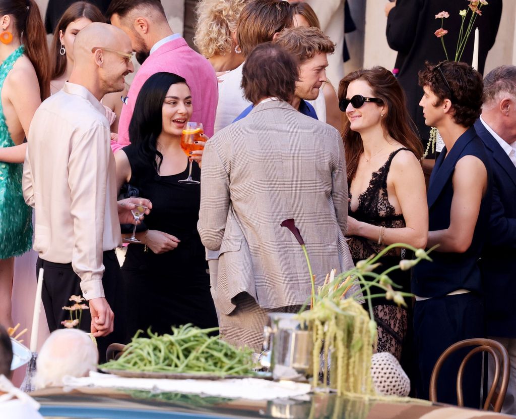  La cantante Charli XCX y su esposo George Daniel con otros invitados