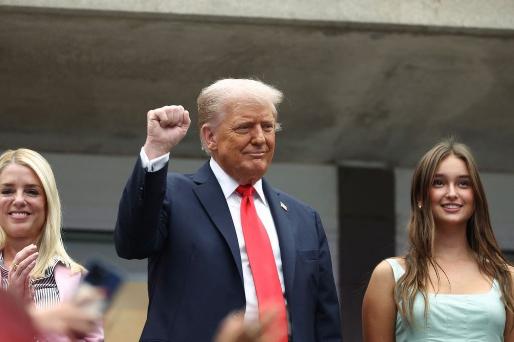 Donald Trump acompañado por su nieta Arabella Rose.