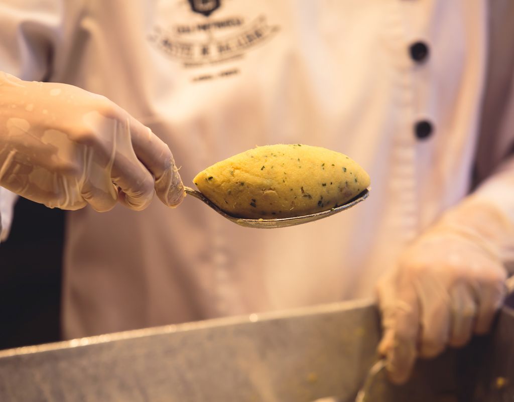 Haciendo buñuelos de bacalao portugueses. 