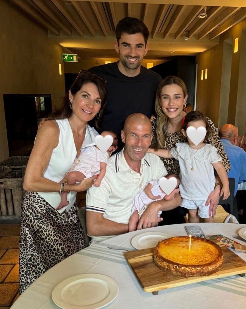 El exfubotlista francés, con su mujer, su hijo Enzo, su nuera y sus nietas