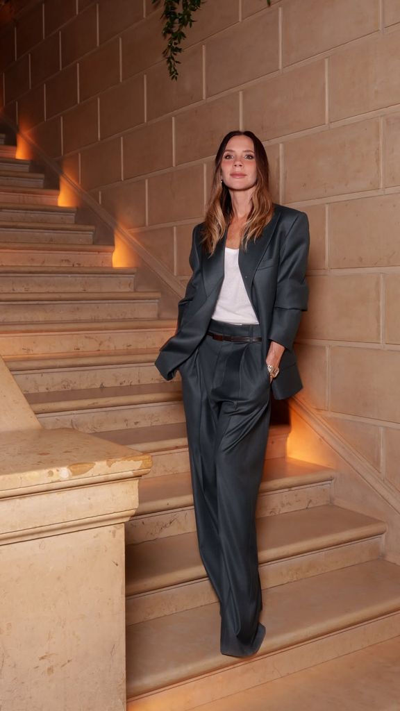 Victoria Beckham eligió un traje gris marengo para su gran cita en París