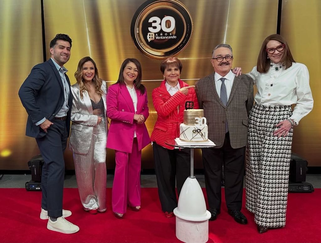 Pati Chapoy junto a su equipo de trabajo.