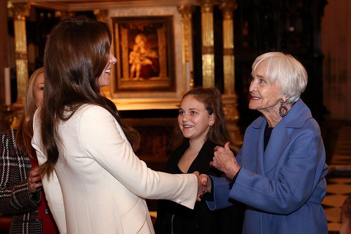La princesa de Gales saluda a los asistentes