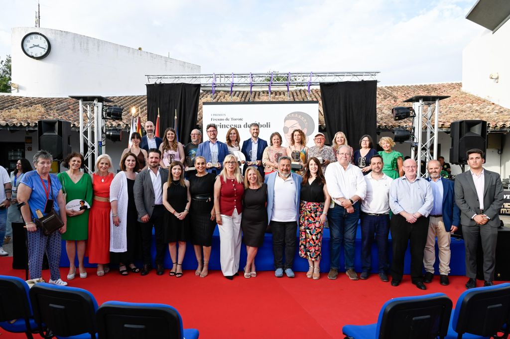 Foto de familia de todos los premiados en la primera edición de los Premios Fresno de Torote Princesa de Éboli