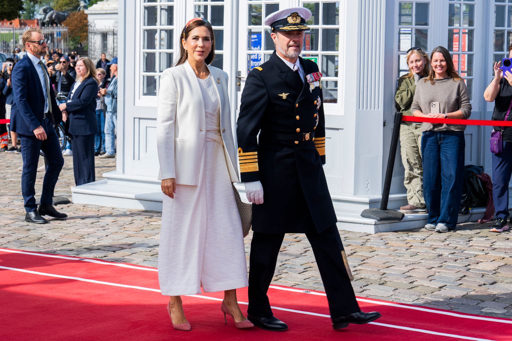Los reyes Federico y Mary de Dinamarca se despidende la tripulación del yate real Dannebrog