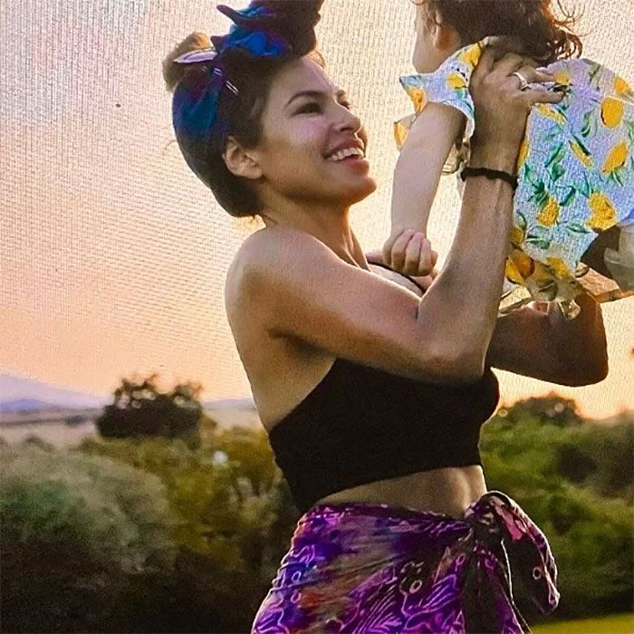 Eva Mendes con una de sus hijas