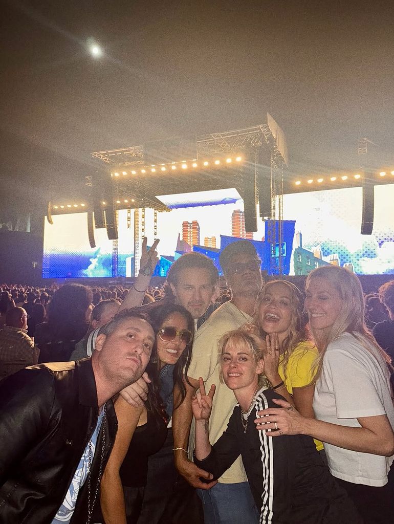 Salma Hayek con su animoso grupo de amigos en el concierto de Oasis.