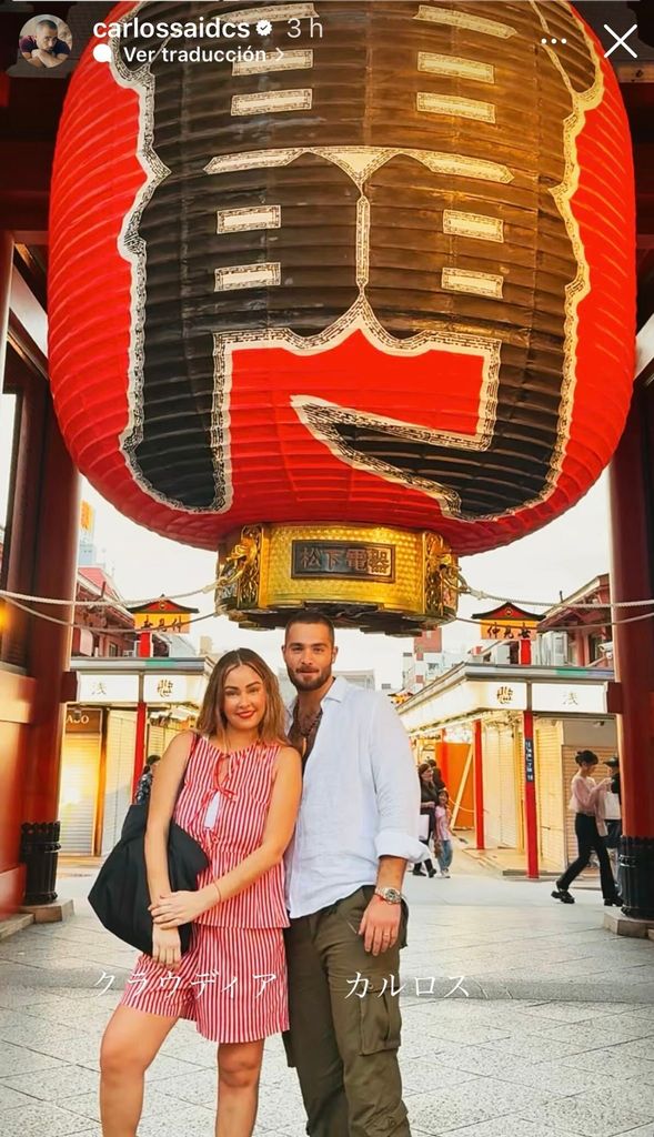 Claudia Martín y Carlos Said en la emblemática linterna gigante de la puerta de Kaminarimon en el barrio de Asakusa, en Tokio.