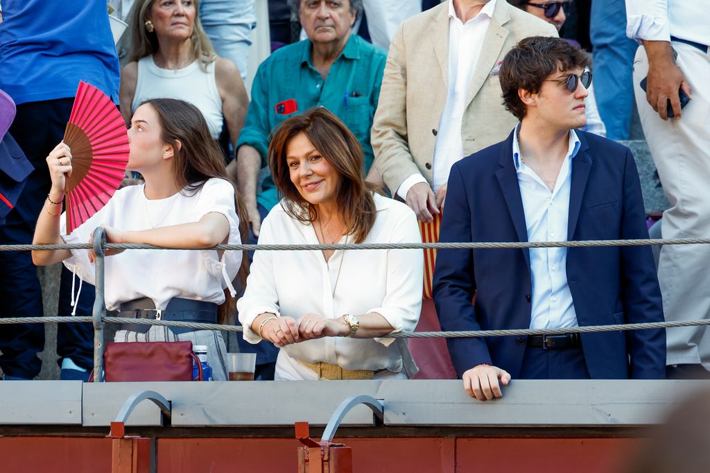 Nuria González y sus hijos en la Corrida de la Prensa 