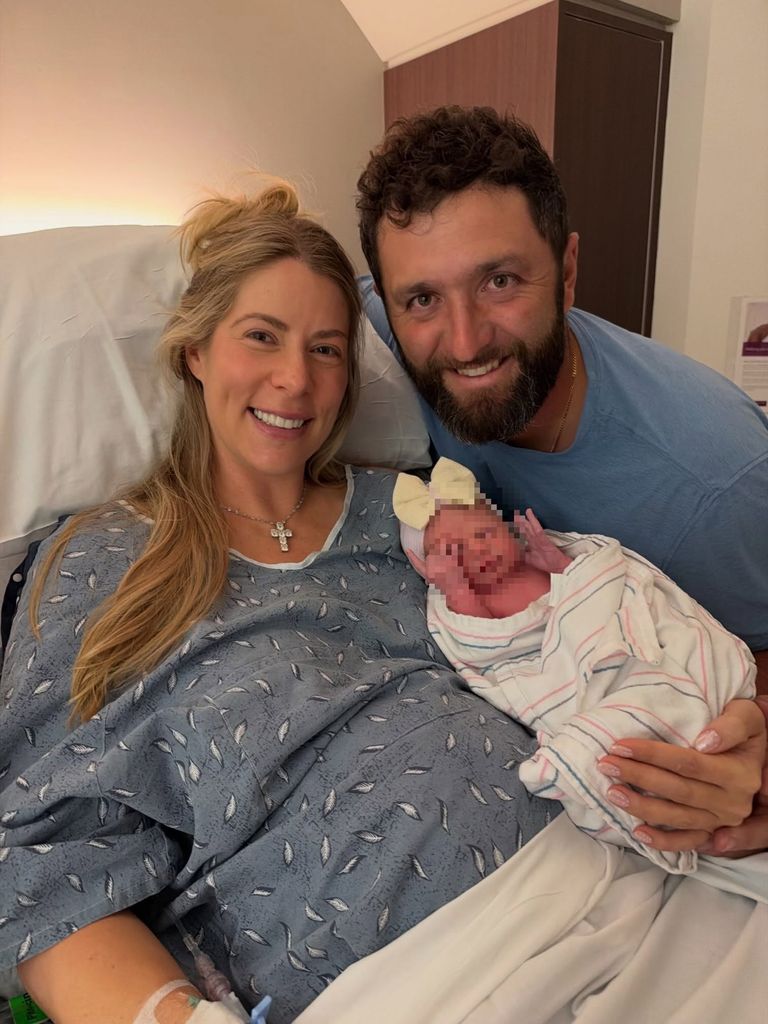 Jon Rahm y Kelley Cahill junto a su hija pequeña, Begoña