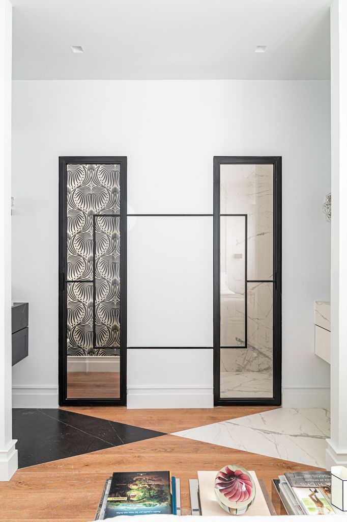 Puertas con perfilería negra. 