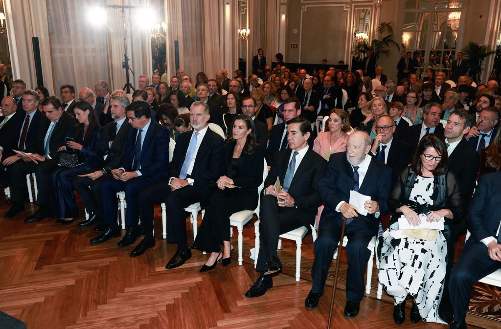 Plano general de los reyes de España entre el público durante los premios