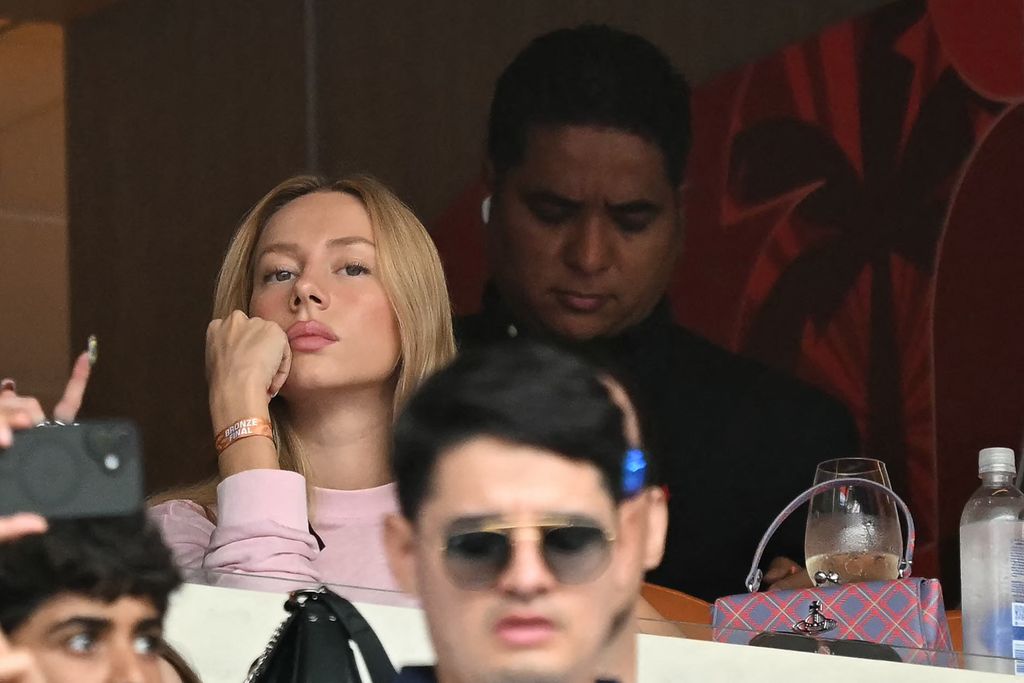 Ester Expósito viendo el Francia vs Inglaterra en Miami, en la primera vez que la vemos en las gradas del Mundial desde que comenzase el torneo