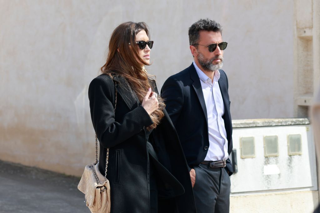 Sara Carbonero y José Luis Cabrera a su salida del tanatorio, a 13 de abril de 2026, en Corral de Almaguer