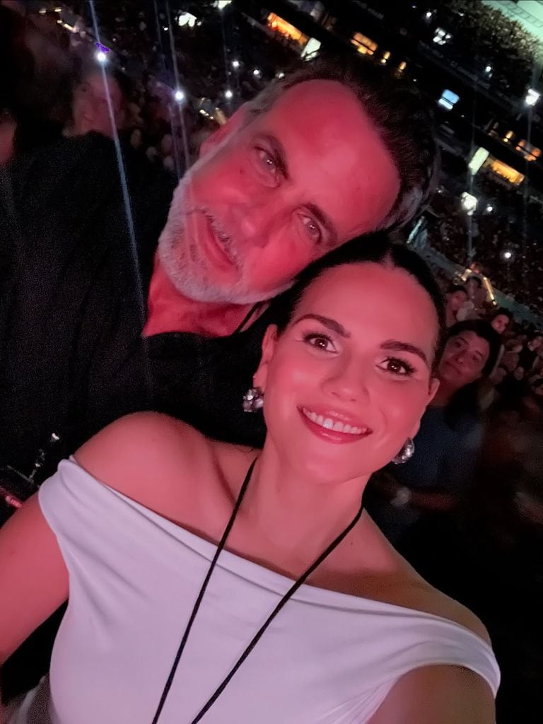 Carlos Ponce y Karina Banda disfrutando del concierto de Shakira.
