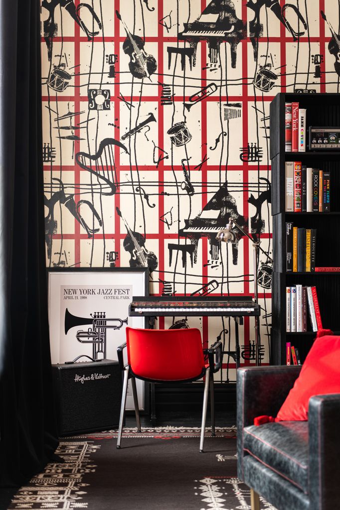 Pared con papel pintado con motivos musicales