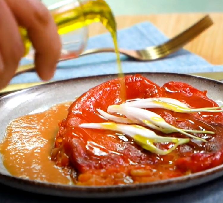 Emplear buen aceite de oliva hará que esta ensalada suba de nivel.