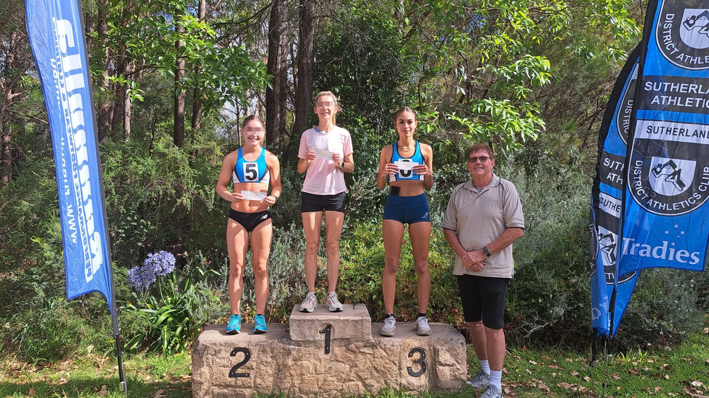 Natasha Ward en el tercer puesto en la carrera de inaguración en 2023 del Tradies Great Southern Mile en Waratah Park en New South Wales, Australia