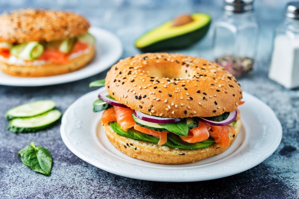 Bagel de salmón, espinacas, pepino y aguacate. 