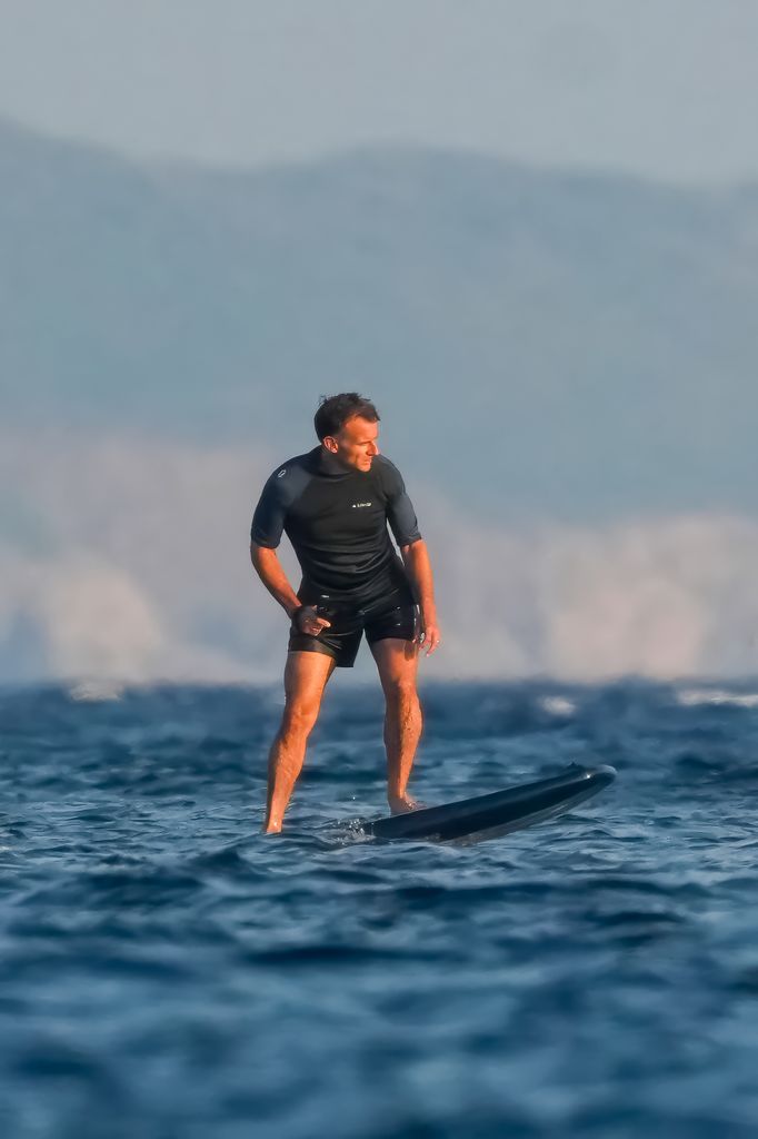 Emmanuel Macron dejó ver sus habilidades para los deportes acuáticos