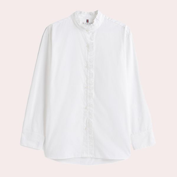Camisa de mujer con cuello alto y detalle de volantes