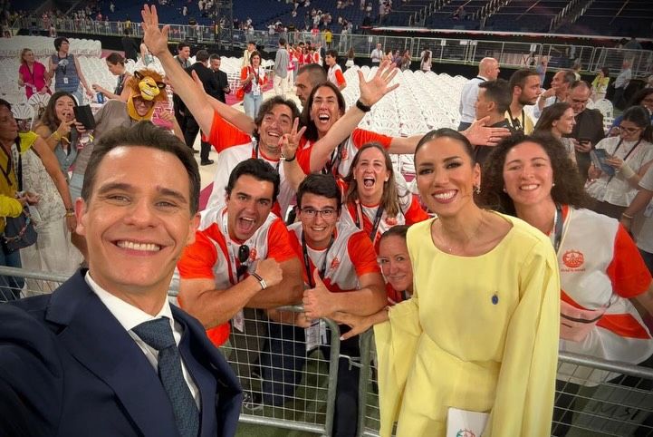 Patricia Pardo y Christian Gálvez inmortalizaron con un selfie la emoción de una tarde histórica junto a las cerca de 80.000 personas que llenaron el Santiago Bernabéu