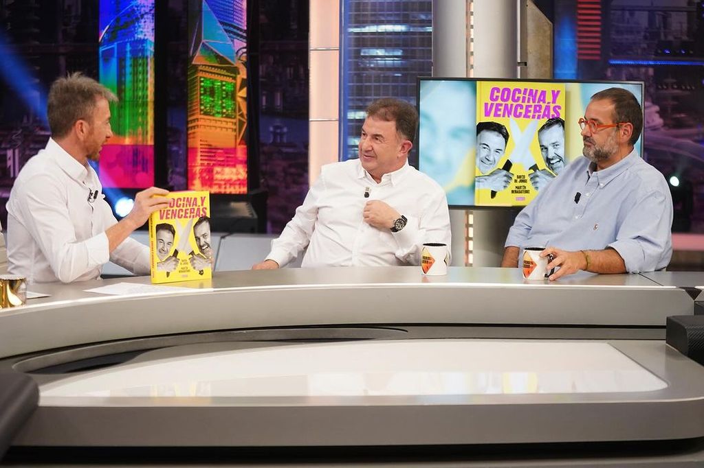 Plano medio de Martín Berasategui y David de Jorge en El Hormiguero con Pablo Motos