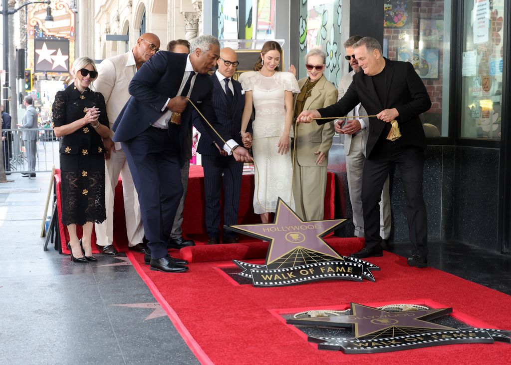 De izquierda a derecha: Ellen K, Dwayne Johnson, Ron Frierson, Stanley Tucci, Emily Blunt, Meryl Streep y Jerry Neuman