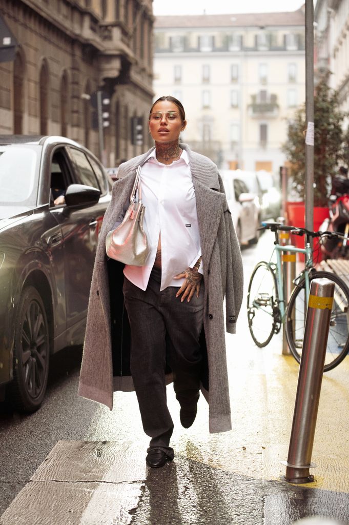 Looks con bolsos metálicos para ir a la moda