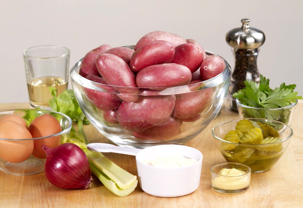 Ingredientes para hacer una American potato salad.