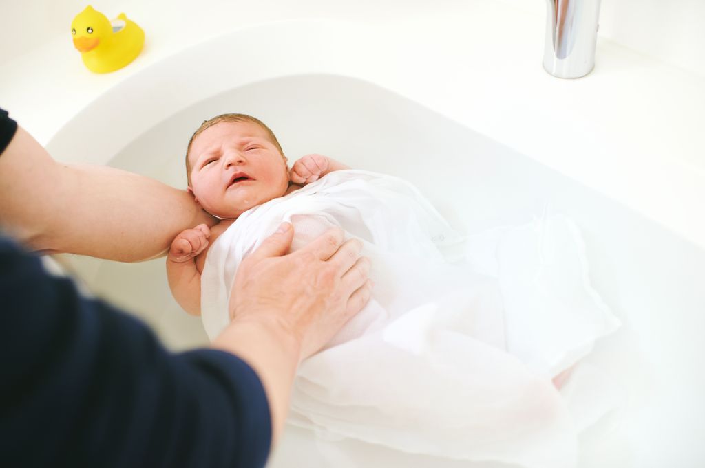 Primer baño de un bebé en el hospital
