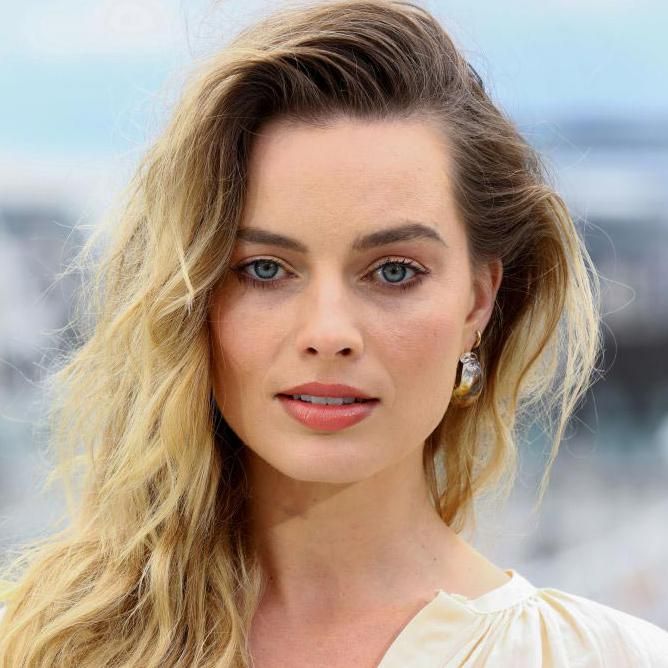 Margot Robbie con maquillaje terracota y cabello suelto