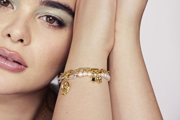 Pandora lanza su nueva línea de la colección Pandora Me con Barbie Ferreira