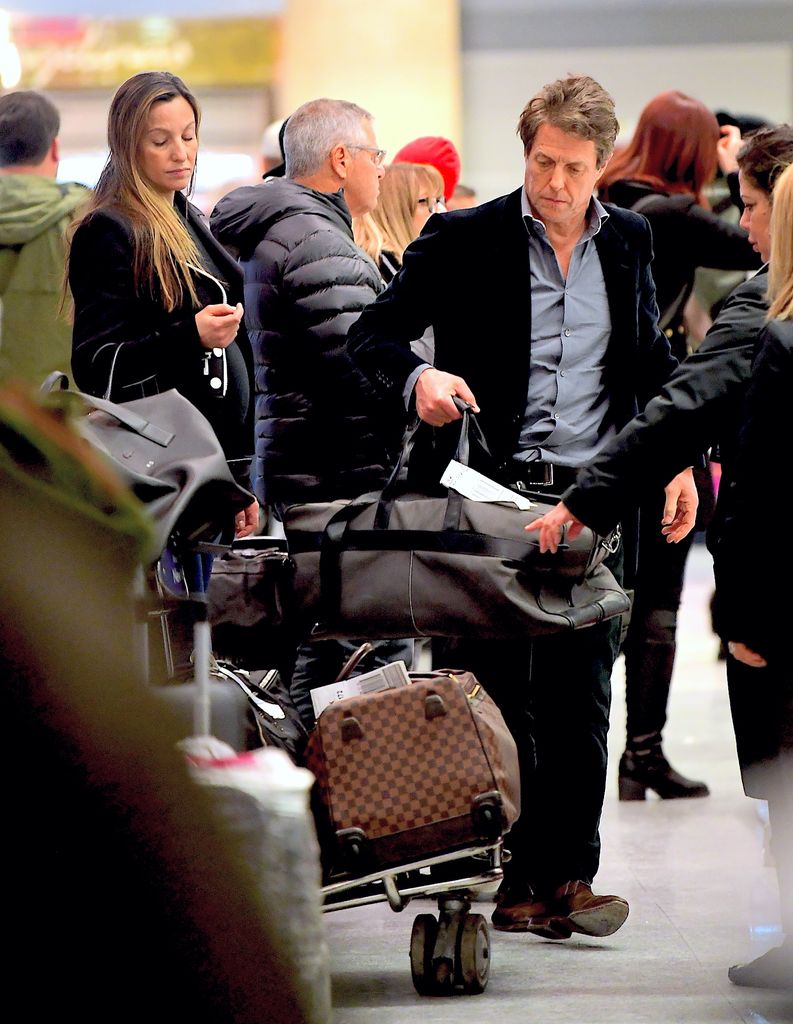 Hugh Grant y su esposa en el aeropuerto, en una imagen de archivo