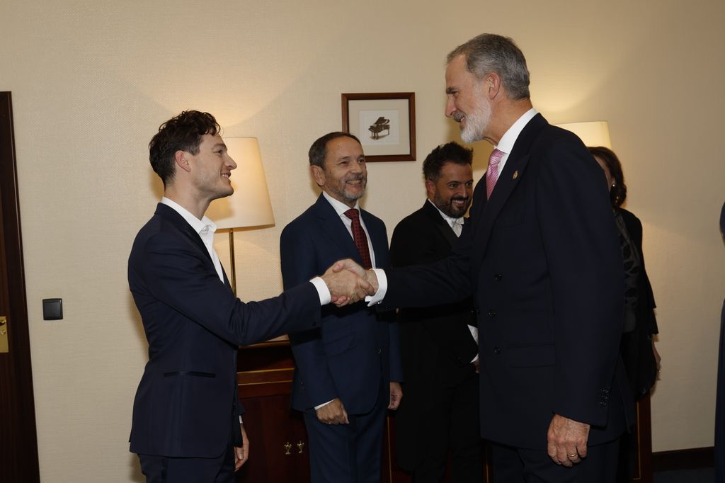 Rey Felipe VI saludando a la organización en el Concierto Premios Princesa de Asturias 2024