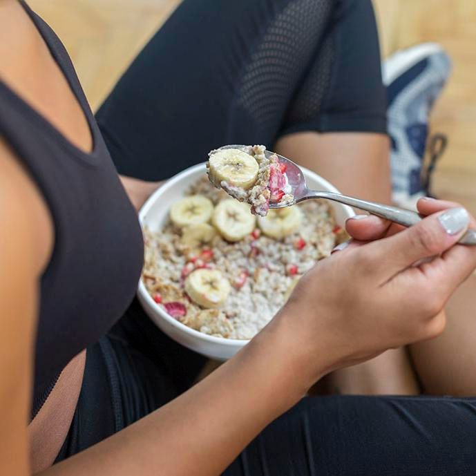 Mujer comiendo avena con cambur