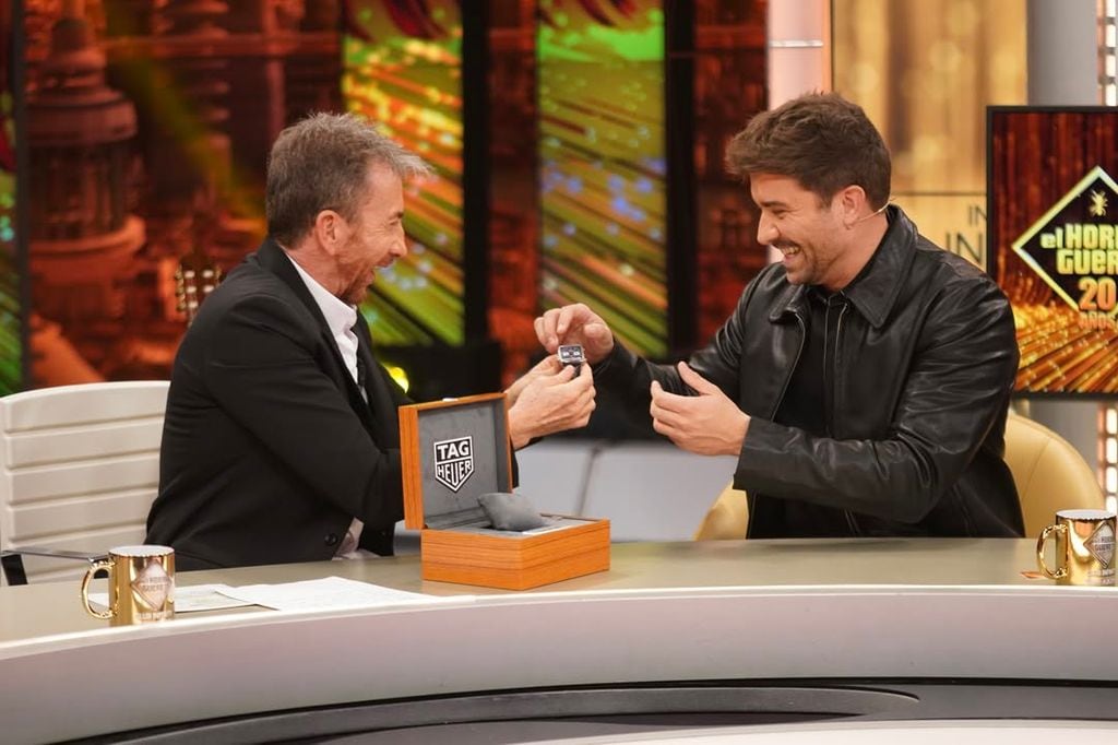 Pablo Motos regala al cantante un reloj por su visita número 20