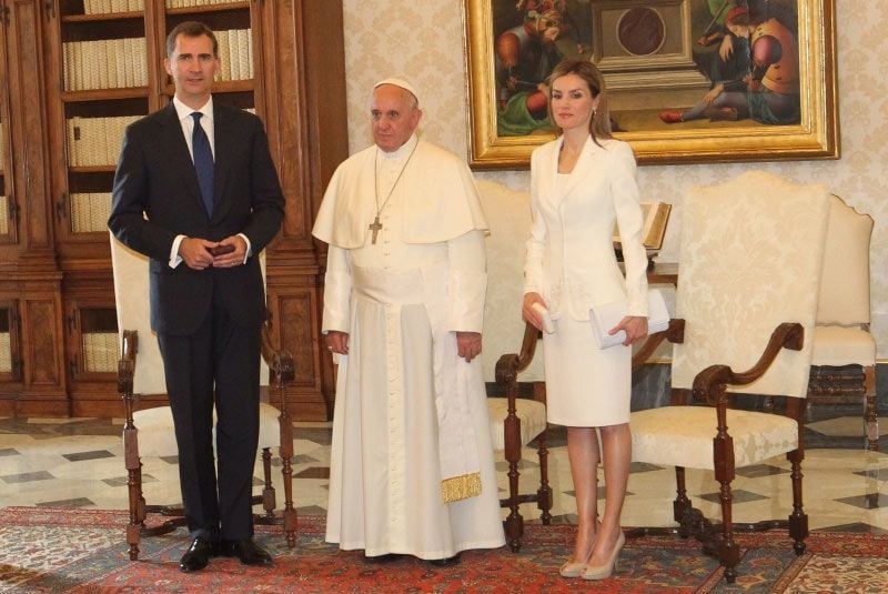 Los reyes Felipe y Letizia en una audiencia con el papa Francisco el 30 de junio de 2014 al poco de iniciar su reinado 