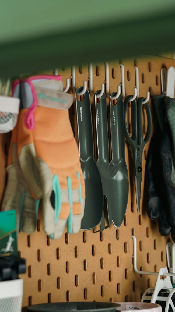 Herramientas de jardinería, incluida una tijera de poda. El consejo vital: no podes el durillo en otoño si quieres que florezca en invierno