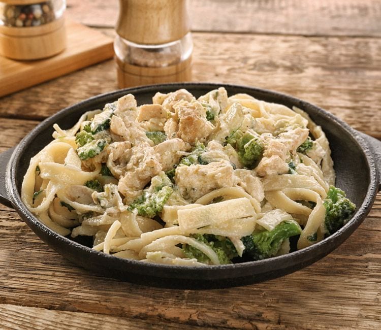 Pasta con dados de pavo y brócoli