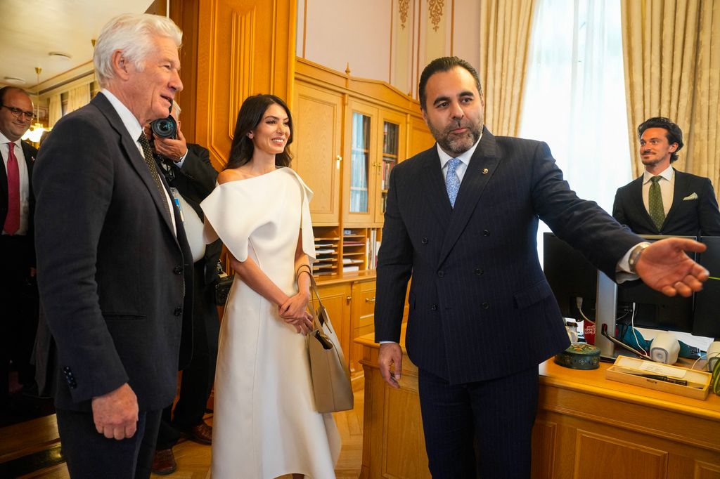 Noor Pahlavi y Richard Gere con el presidente del Parlamento Noruego, Masud Gharahkhani
