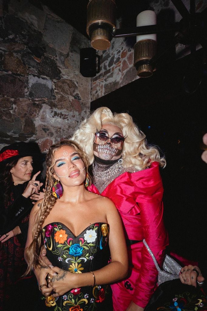 Karol G disfrutó de las tradiciones del Día de Muertos en México